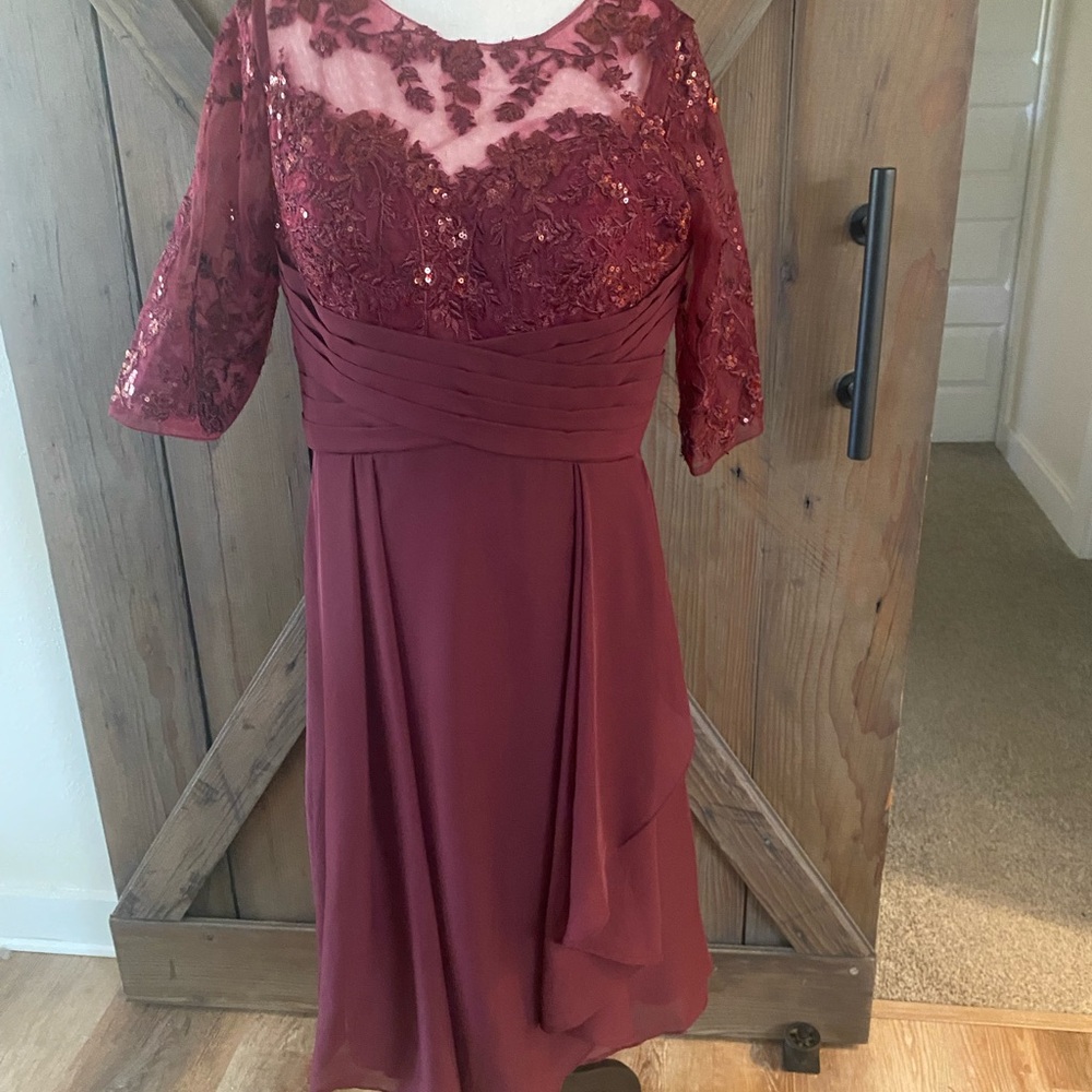 Elegant Burgundy Lace Evening Dress